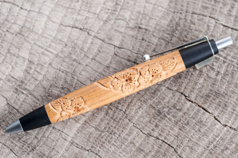 桜の彫刻入りのペン